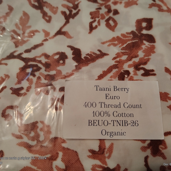 🔥BNWT🔥John Robshaw Textiles Berry and White Euro Sham 24" X 24" - Picture 5 of 6